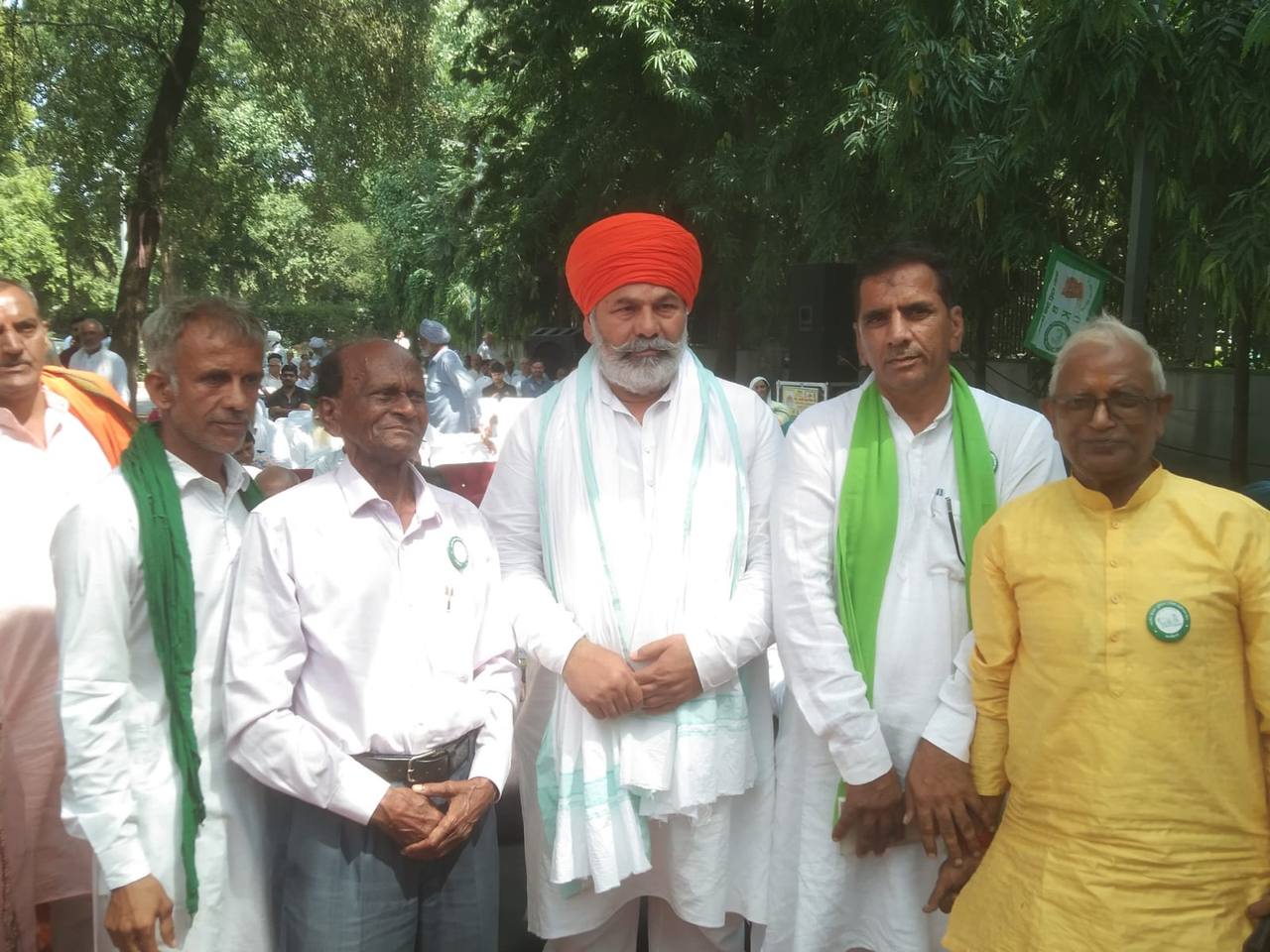 किसान नेता महेंद्र सिंह टिकैत के साथ बिहार राज्य से मुख्य अतिथि के रूप में भाग लेते हुए, हरियाणा राज्य के चंडीगढ़ में राज्याध्यक्ष श्री चौधरी योगिन्द्र नैन के नेतृत्व में आयोजित "भारतीय किसान सभा" समारोह में भाग लेते हुए डॉ शत्रुघ्न दांगी गयाजी, बिहार।