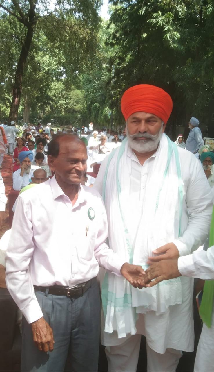किसान नेता महेंद्र सिंह टिकैत के साथ बिहार राज्य से मुख्य अतिथि के रूप में भाग लेते हुए, हरियाणा राज्य के चंडीगढ़ में राज्याध्यक्ष श्री चौधरी योगिन्द्र नैन के नेतृत्व में आयोजित "भारतीय किसान सभा" समारोह में भाग लेते हुए डॉ शत्रुघ्न दांगी गयाजी, बिहार।