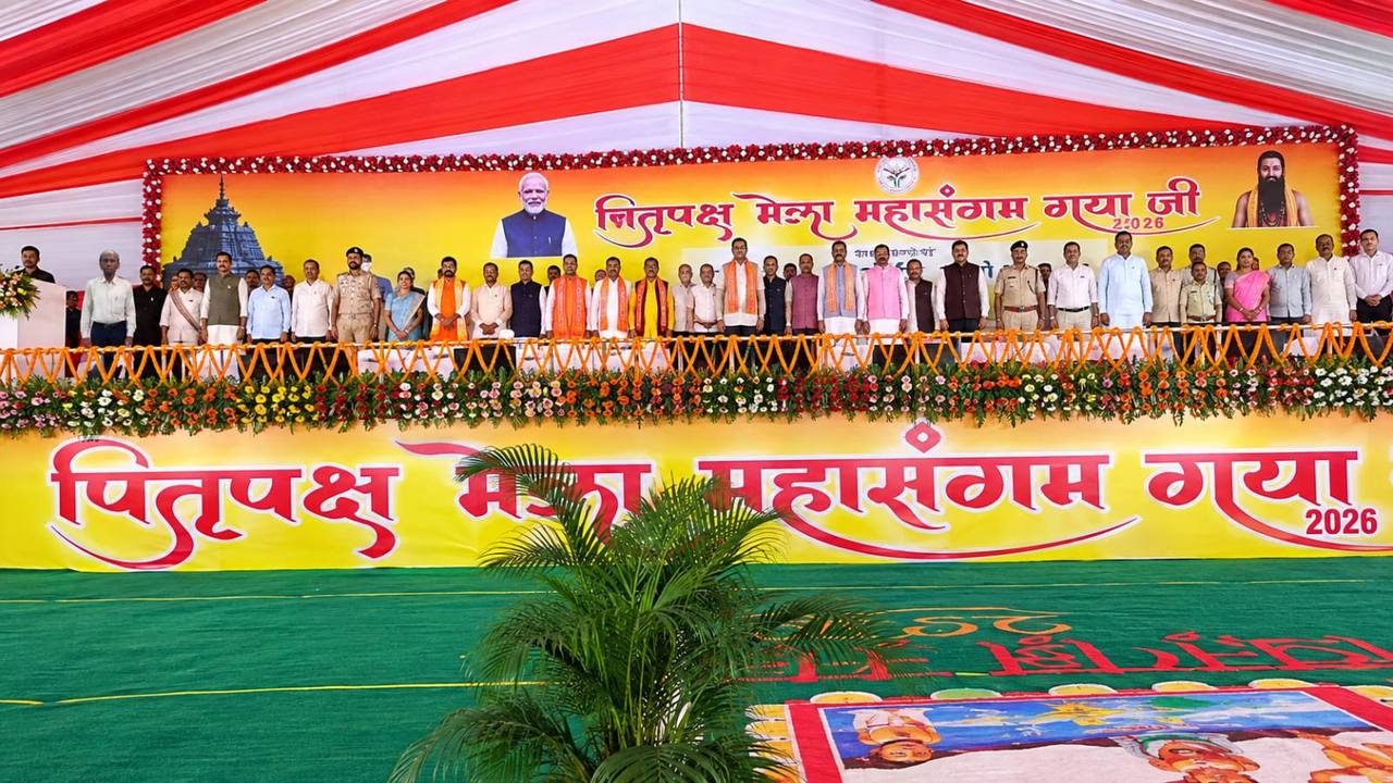पितृपक्ष महासंगम-2026 विष्णुपद गया जी के विष्णुपद मंदिर प्रांगण में आयोजित उद्घाटन सत्र में भाग लेते हुए इतिहासकार एवं पुराविद् डॉक्टर शत्रुघ्न दांगी। गयाजी, बिहार।