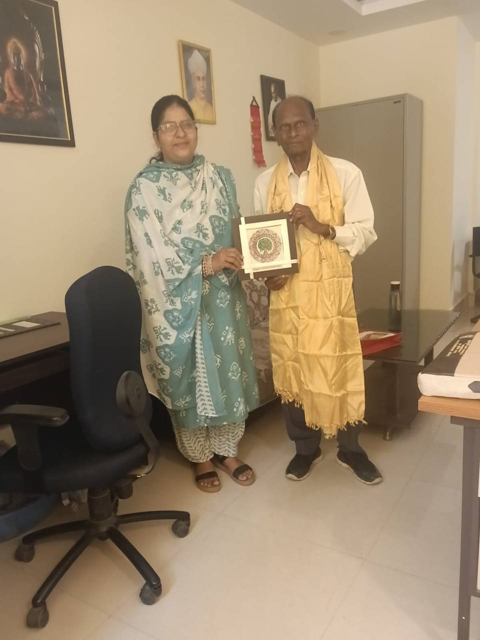 मगध विश्वविद्यालय, बोधगया में सन् 1989–91 के प्रारंभिक सत्र में प्राचीन इतिहास एवं बौद्ध अध्ययन विषय में विदेशी भाषा के साथ प्रथम स्थान प्राप्त करने वाले डॉ. शत्रुघ्न दांगी जी को सम्मानित करते हुए प्राचीन इतिहास, संस्कृति एवं पुरातत्त्व विभाग की वर्तमान विभागाध्यक्ष सह सहायक प्राचार्य तथा प्राचीन भारतीय एवं एशियाई अध्ययन विभाग की डॉ. अलका मिश्रा।